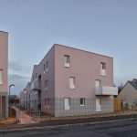 Logements sociaux intermédiaires la Viauderie à Sainte-Luce-sur-Loire pour la Nantaise d'Habitations par agence MXC ARCHITECTES à Nantes - architecture garde-corps métal perforé motif jacquard - stationnement couvert