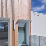 Logements sociaux individuels les Charmilles à Sainte-Luce-sur-Loire pour la Nantaise d'Habitations par agence MXC ARCHITECTES à Nantes - architecture bois et garde-corps métal perforé motif jacquard