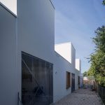 JUDD par agence MXC ARCHITECTES à Nantes pour Vendée Logement - logement social individuel - architecture contemporaine blanche - façades et clôtures bois