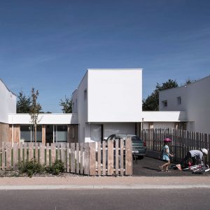 JUDD par agence MXC ARCHITECTES à Nantes pour Vendée Logement - logement social individuel - architecture contemporaine blanche - façades et clôtures bois