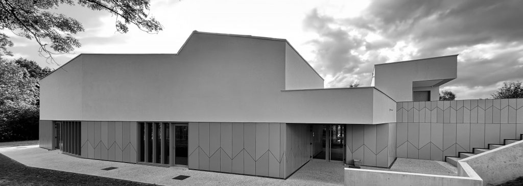 Salle polyvalente à Fay en Sarthe par agence MXC ARCHITECTES à Nantes - insertion dans le paysage - motif et calepinage façade