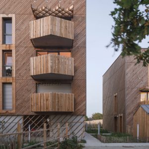 Résidence Kenkiz à Guérande par agence MXC ARCHITECTES à Nantes - logements collectifs - résidence seniors - architecture bois écologique - développement durable - terre crue - performances environnementales E+C- avec matériaux biosourcés - isolation fibre et laine de bois