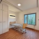 EHPAD la roselière pont-saint-martin maison de retraite extension architecture bois insertion architecturale aménagement intérieur chambre salle d'eau accessibilité handicap